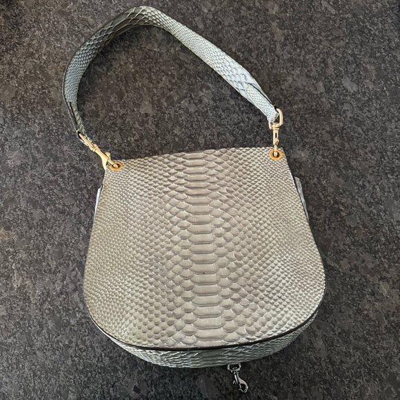 DOONEY & BOURKE NORTH/SOUTH REESE SHOULDER BAG IN METAL GREEN , RED INTERIOR - Picture 5 of 17